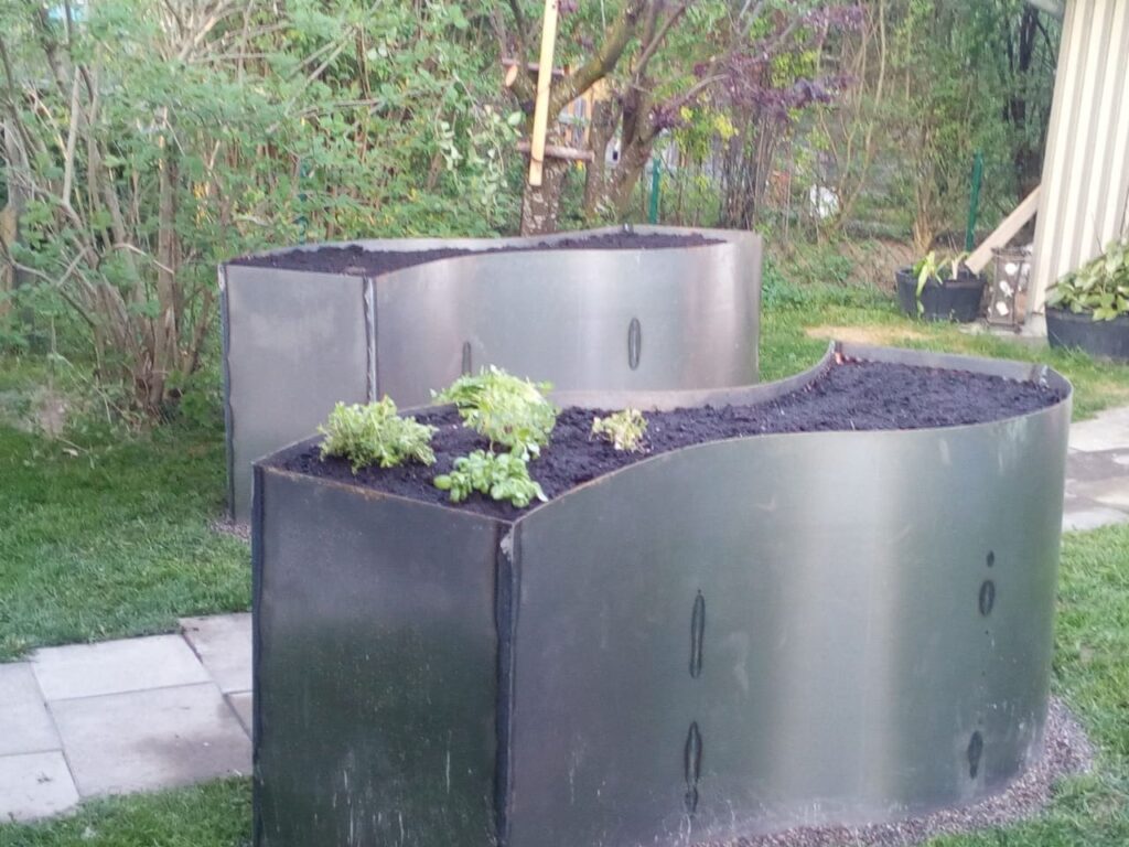 Hochbeete aus Metall im Garten