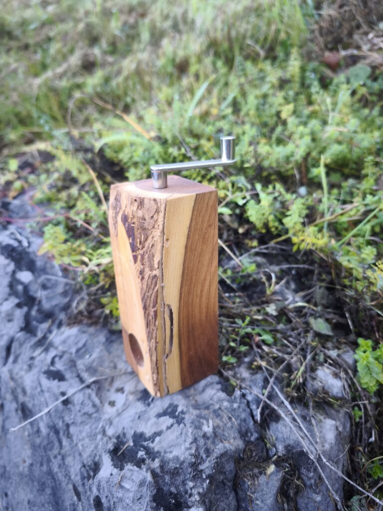 Gewürzmühle aus Holz mit Kurbel