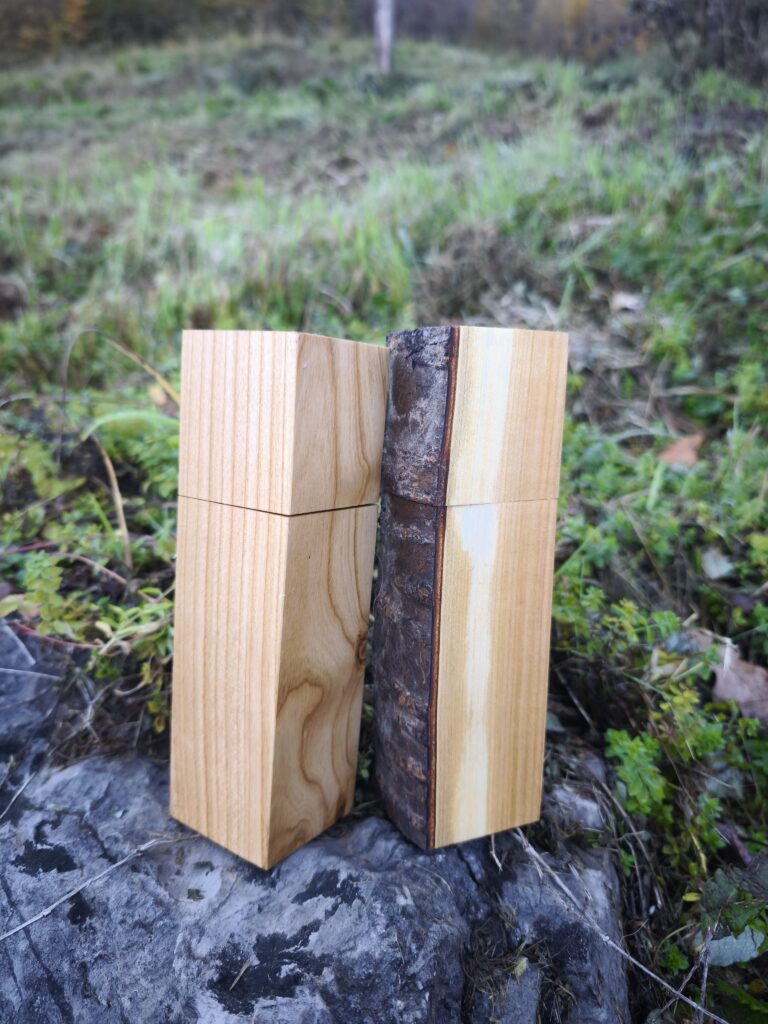 Zwei Gewürzmühlen aus Holz