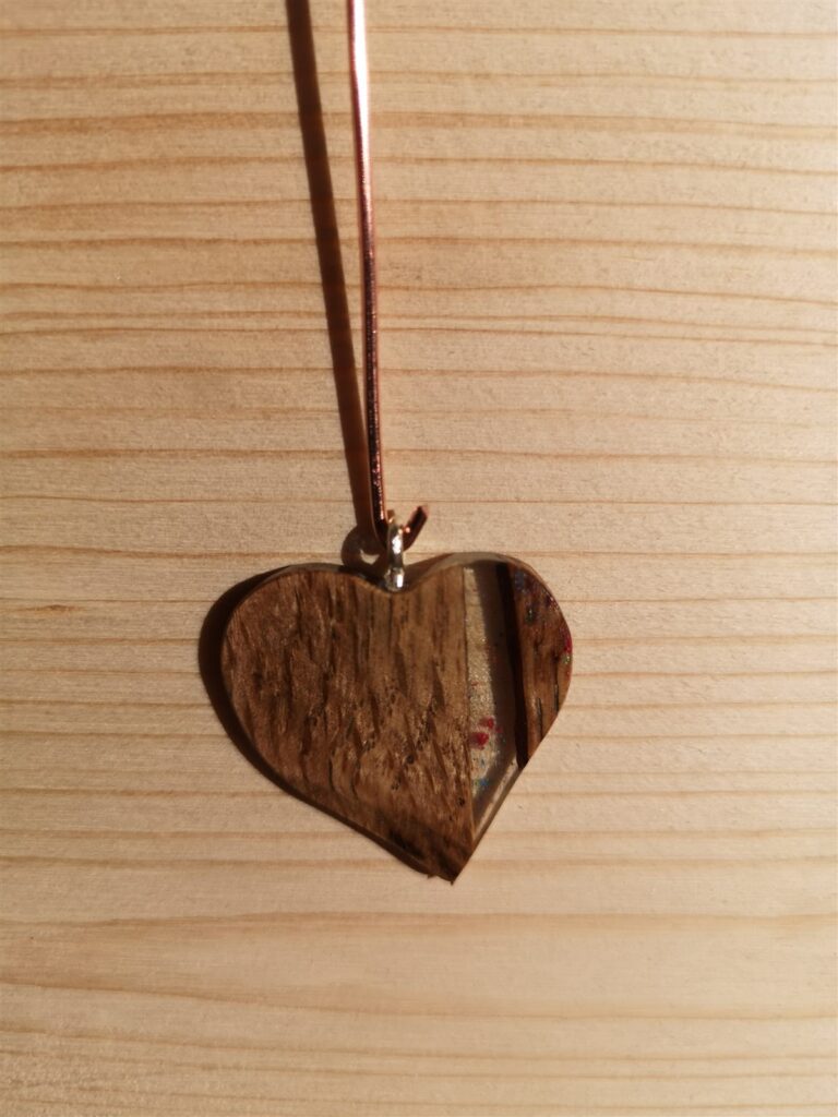 Epoxidharz-Anhänger aus Holz, Bild 6