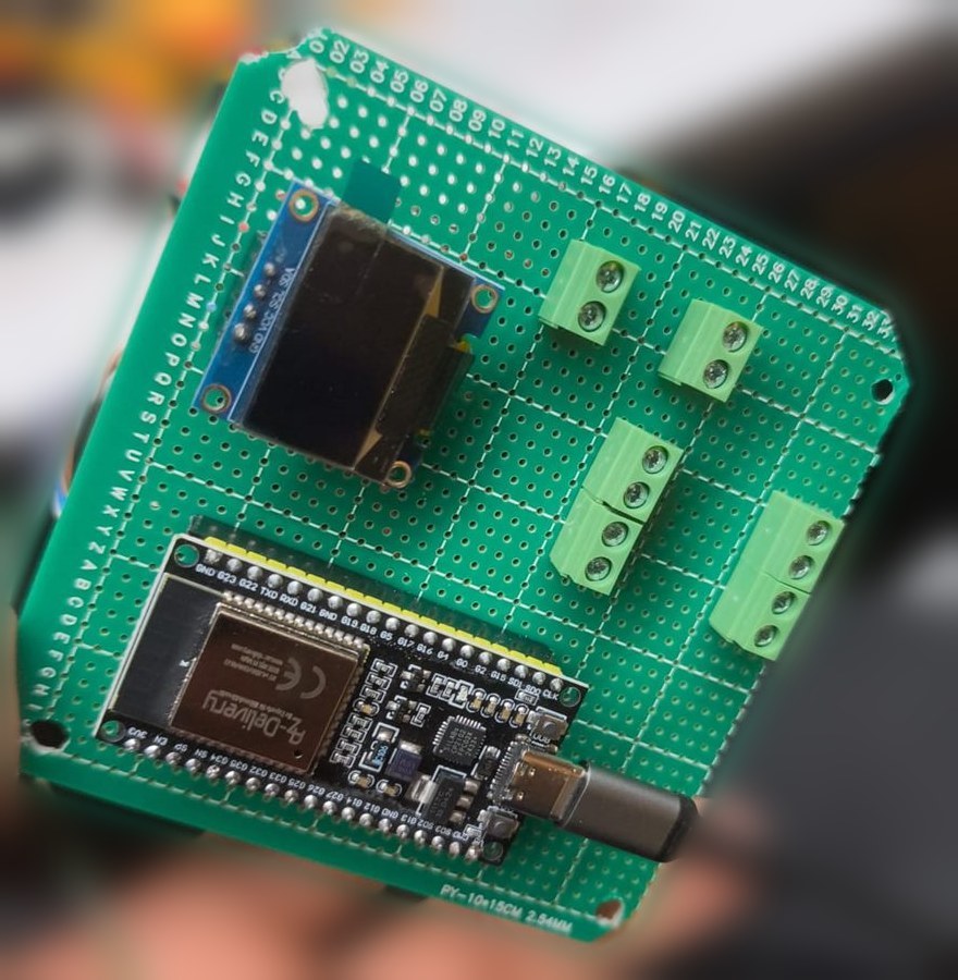Erster Aufbau der Wetterstation auf einer grünen Lochrasterplatine mit ESP32 und Display