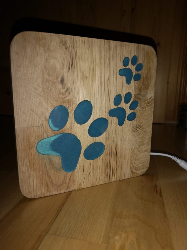Holzlampe mit leuchtenden Pfotenabdrücken – Bild 1